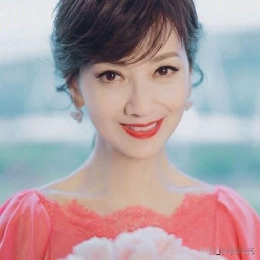 叶童和赵雅芝两个人闹掰了
叶童就是不想参加新白娘子传奇演唱会，而新白的粉丝一直很