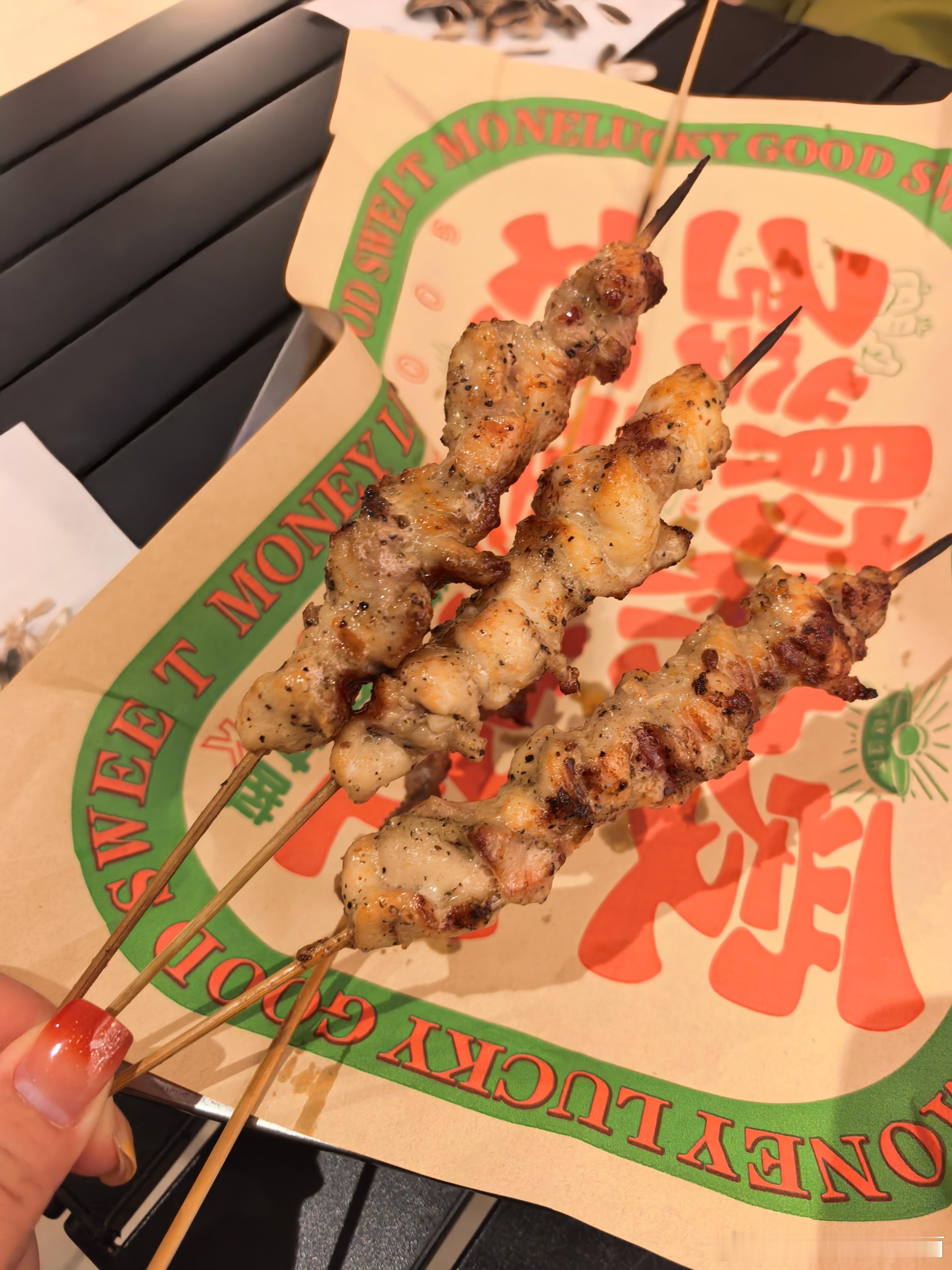 夜晚的快乐，是烤串给的🍢焦香锁汁，一口肉香谁能拒绝这一把炭火串！唯有美食不可辜