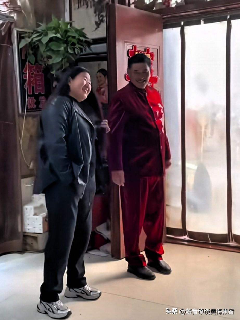 大衣哥朱之文穿上演出服，准备外去演出，别说大衣哥的这套演出服还挺漂亮的，来他家拜