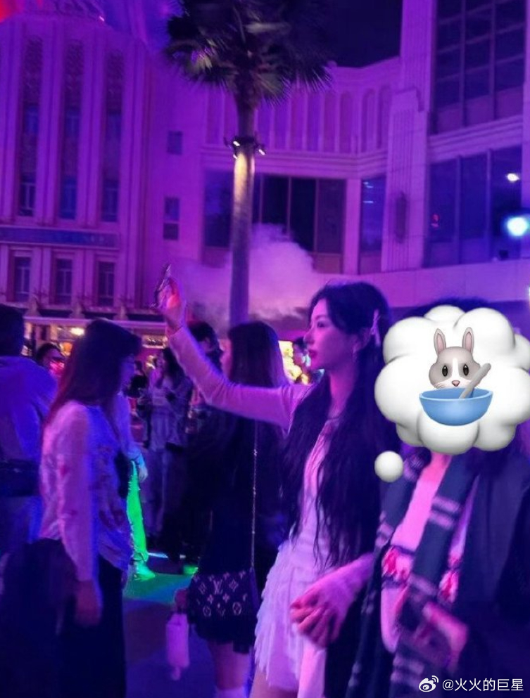 环球影城偶遇孔雪儿，这什么神仙运气啊，她的魔法师造型穿搭能量满满，太吸睛！环球影