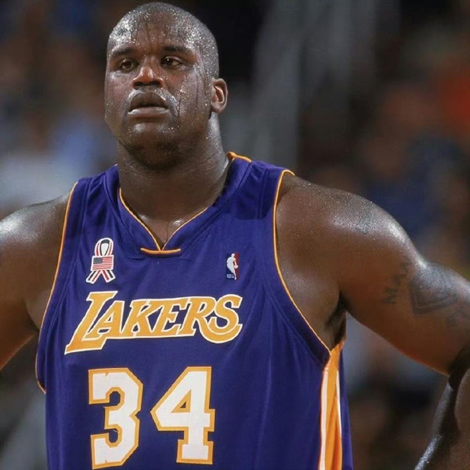 历史第一中锋与历史第一大前锋，硬荣誉对比：

——奥尼尔：4座总冠军，3次FMV