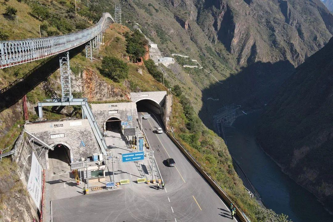 【中国建成世界最大最深的暗物质实验室】在中国西南部的锦屏山下约2400米处，世界