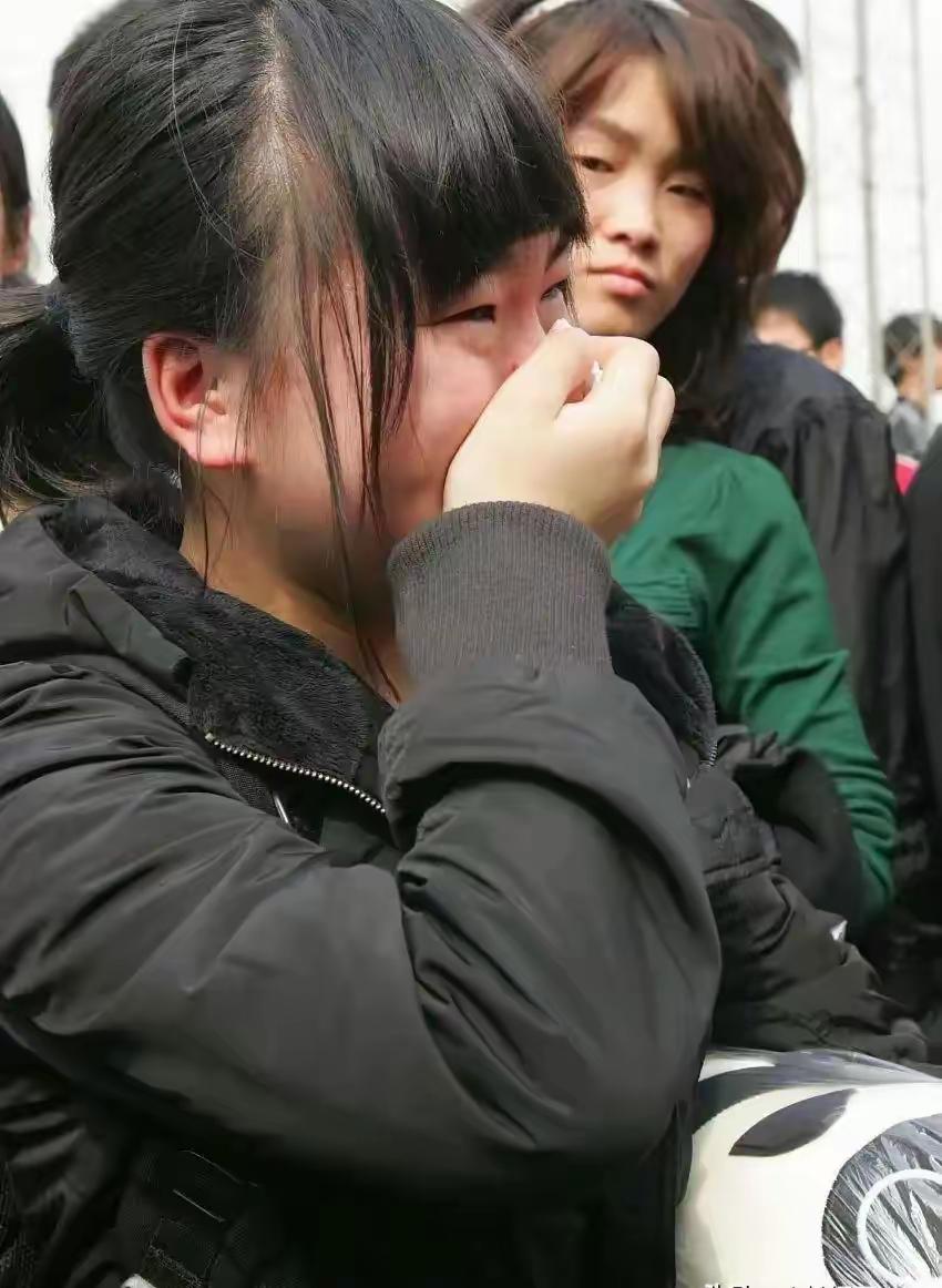 校门口，一名高二学生女孩，看见站在门口的男子，喊出一句称呼后，瞬间就哽咽流泪了。