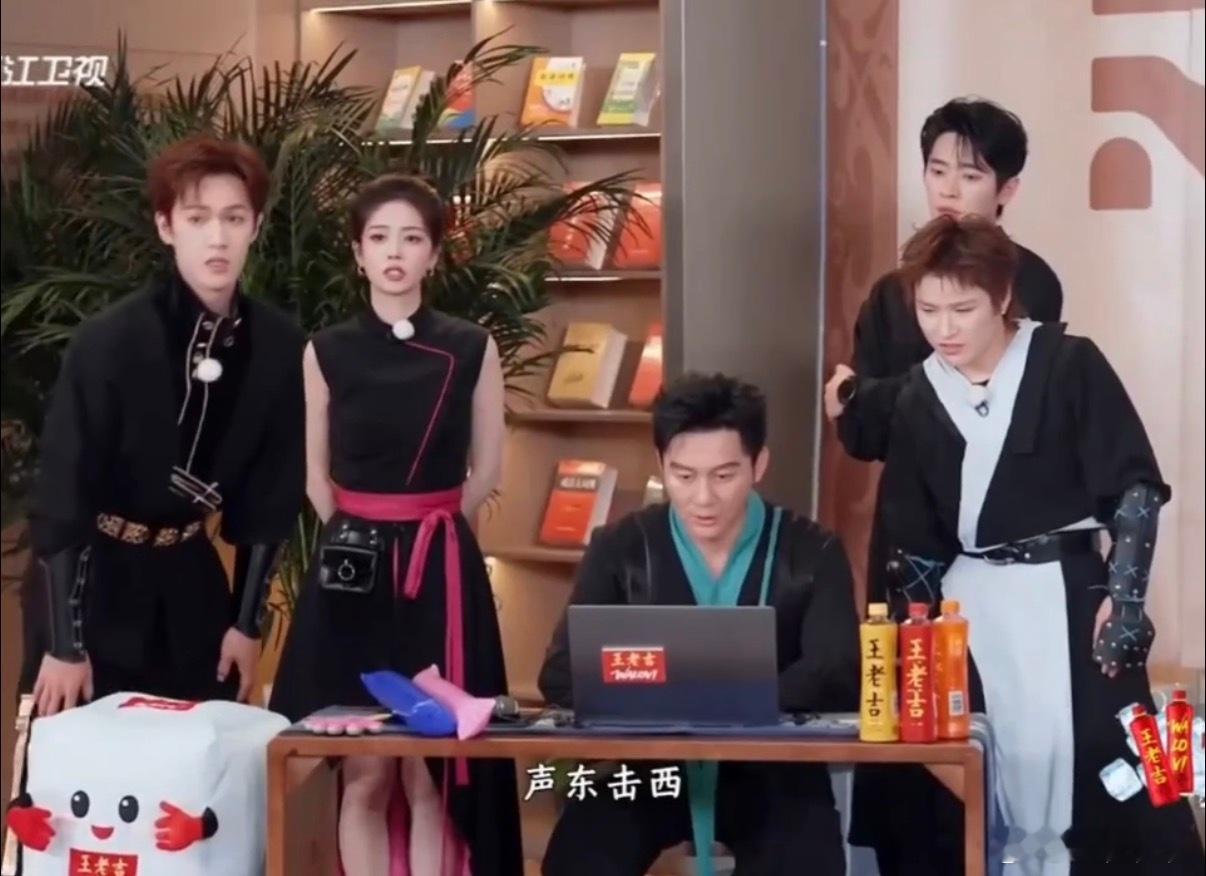 白鹿跑男连答五题 咱就是说，白鹿猜成语简直是天花板！队友刚打几个字，她“声东击西