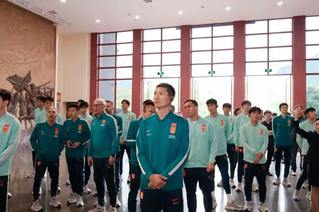 革命教育这一课，国足一定要补上，下一步送武警部队锻炼身体[比心][灵光一闪]