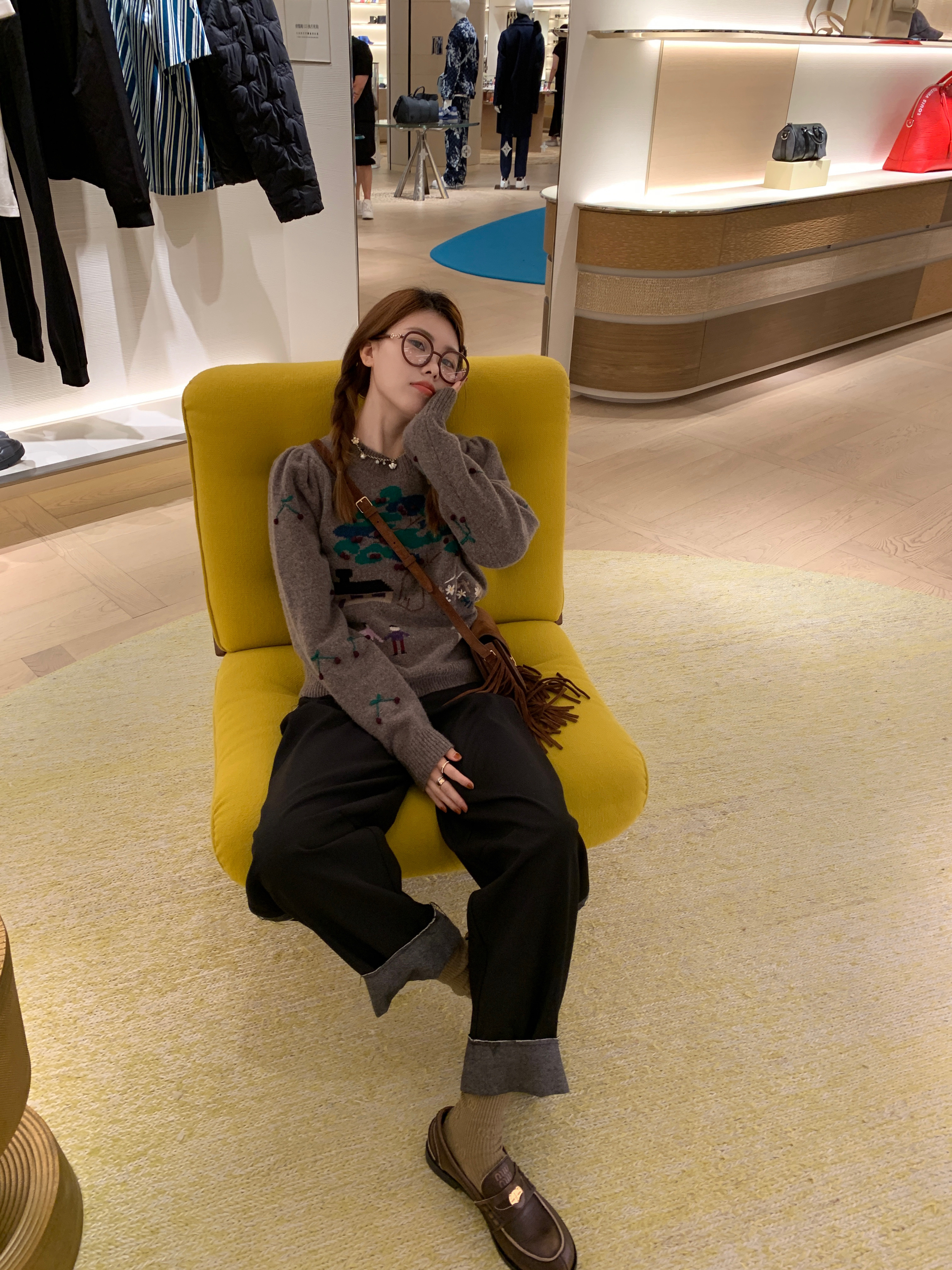 这件毛衣 是我目前为止最喜欢的一件!灰灰咖咖的颜色 肩膀还带有一点小泡泡袖 怎么