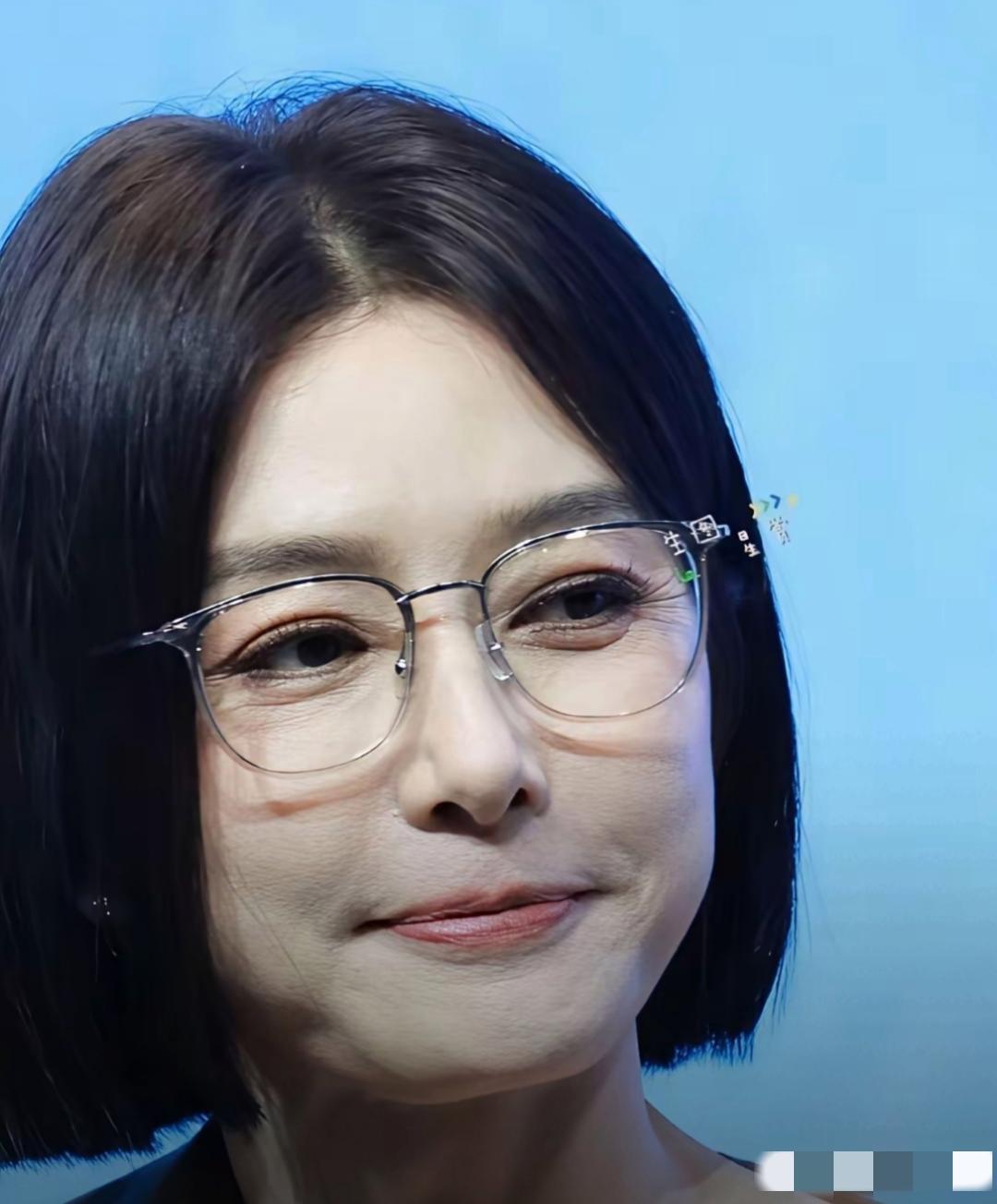 秦岚高清怼脸拍：眉若远黛，唇若红玉，睫毛长翘，琼鼻秀挺，皮肤略显松弛，眼袋较为深