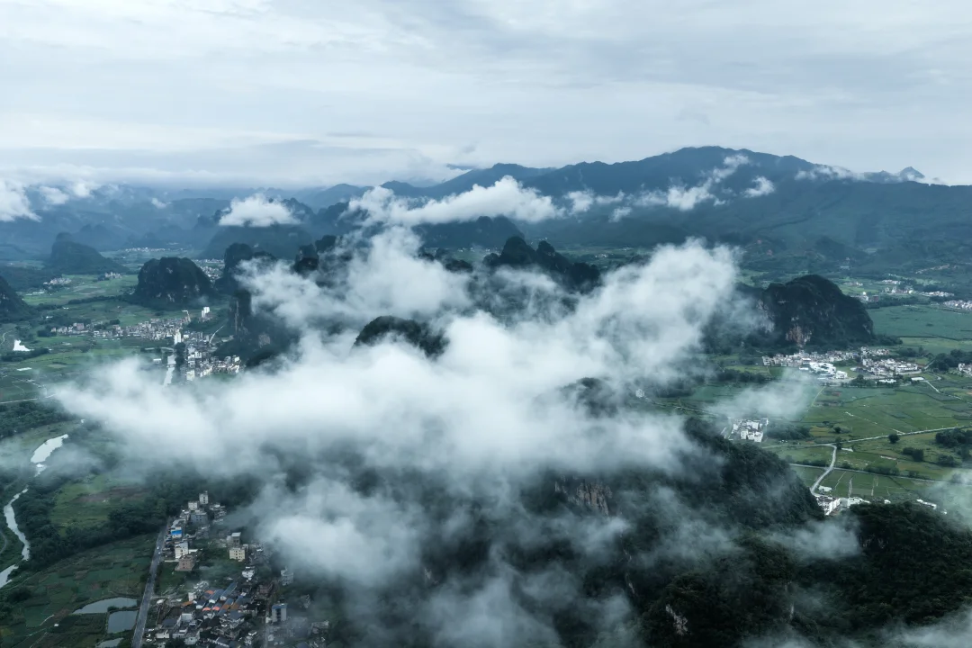 英西烟雨中的喀斯特云海