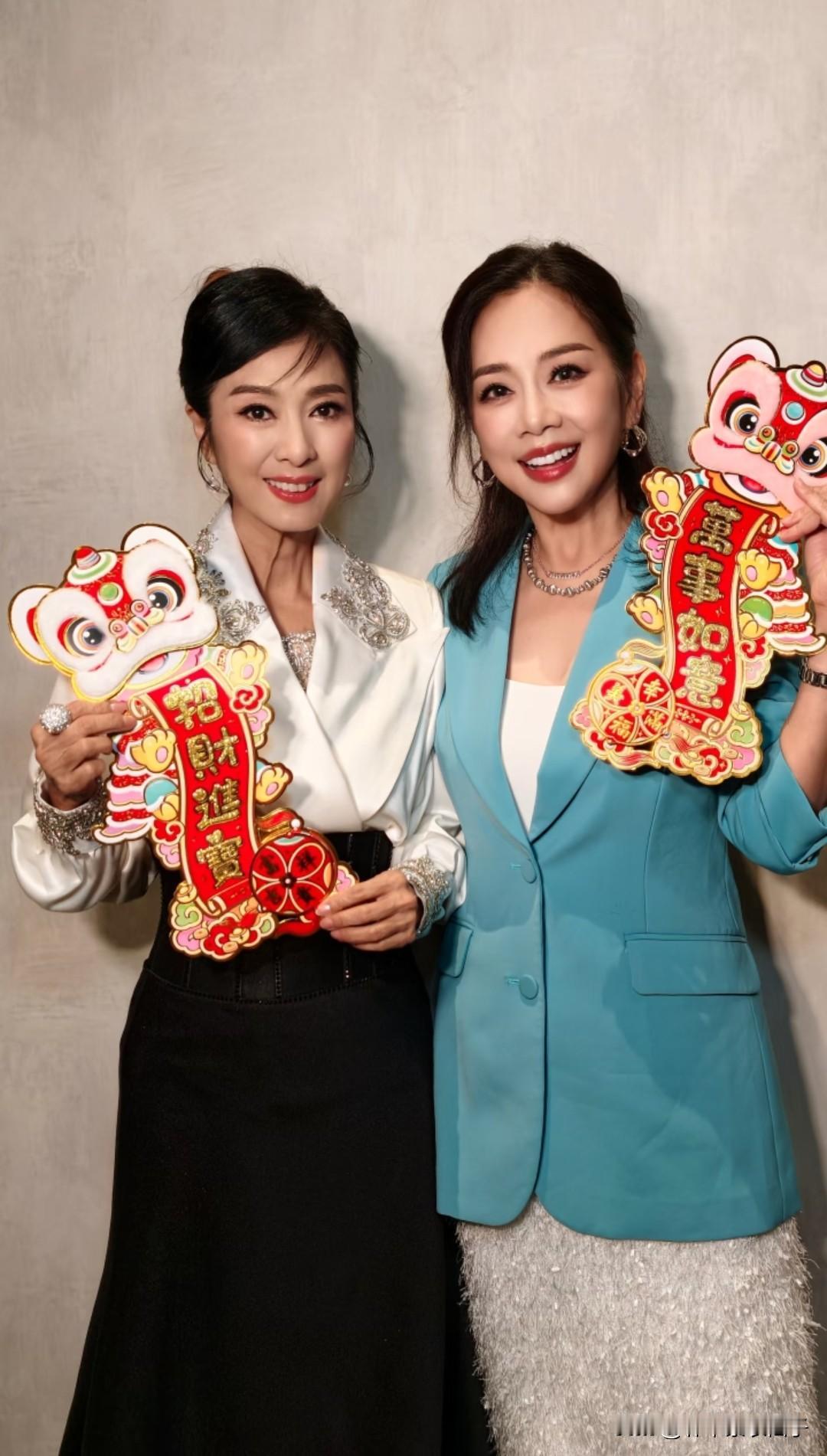 左边是米雪，1955年出生，身高160cm。
右边是陈松伶，1971年出生，身高