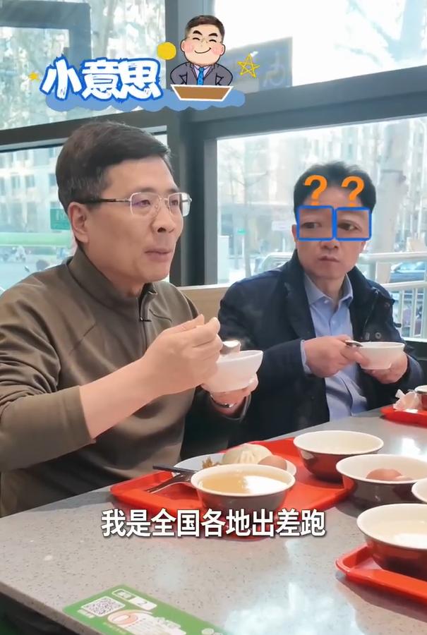 周云杰到北京喝豆汁！

近日，海尔集团董事局主席周云杰去北京探访用户，用户请周董