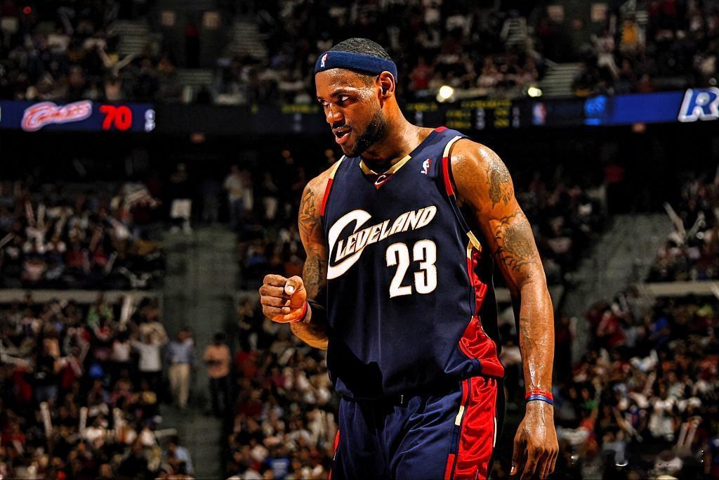 湖人慌了！骑士正在打听让詹姆斯回去退役巡演，勇士围在询问。

根据著名记者Zac