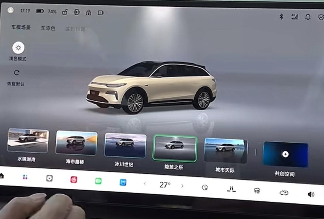 想换零跑C11壁纸有两种办法。直接用车机自带图，桌面左右滑就能切换。想用自己照片
