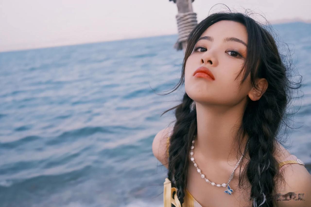 杨超越泡泡袖公主裙美照来了，颜值在线气质高雅，不愧是最美“村花”！

她自从凭借