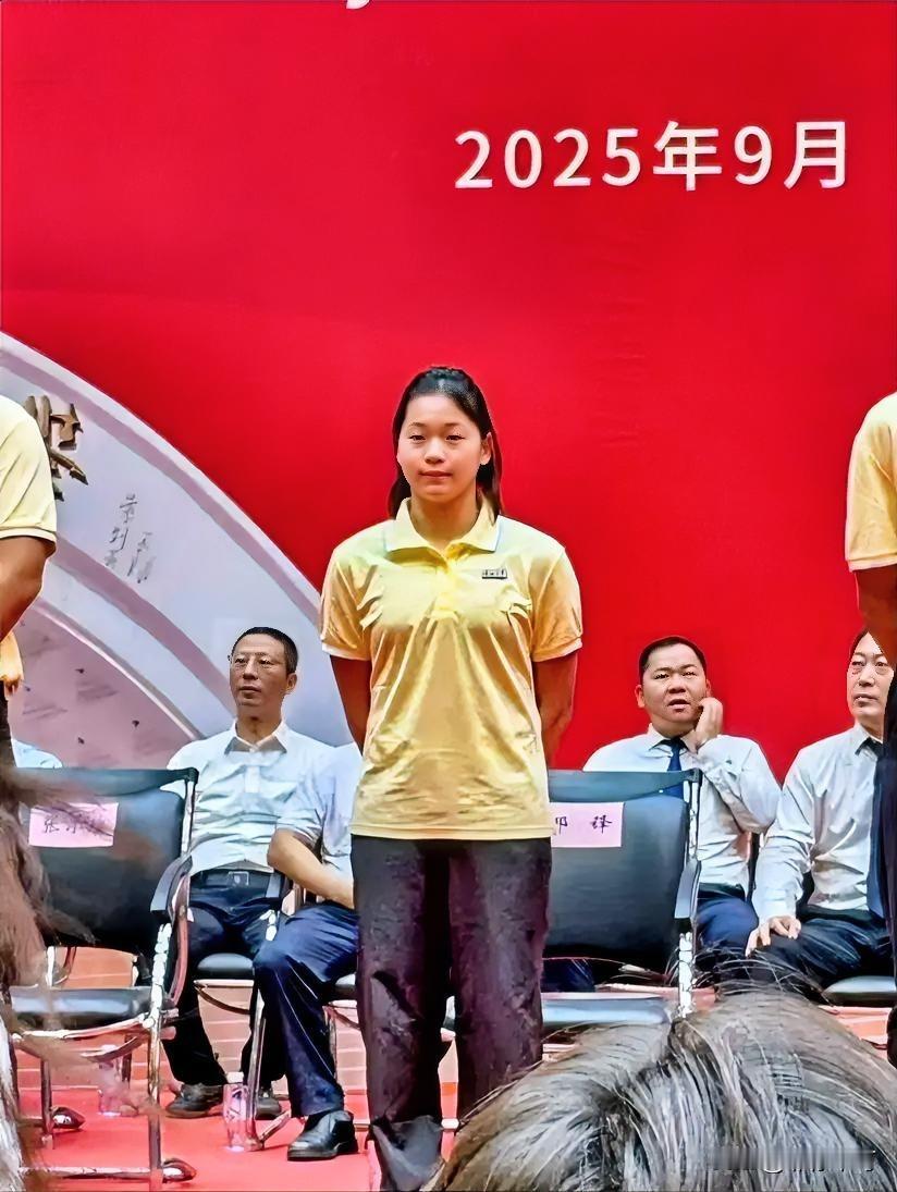 全红婵真的长大了
再也不是那个初出茅庐
14 岁就拿到奥运金牌的小女孩了

现在