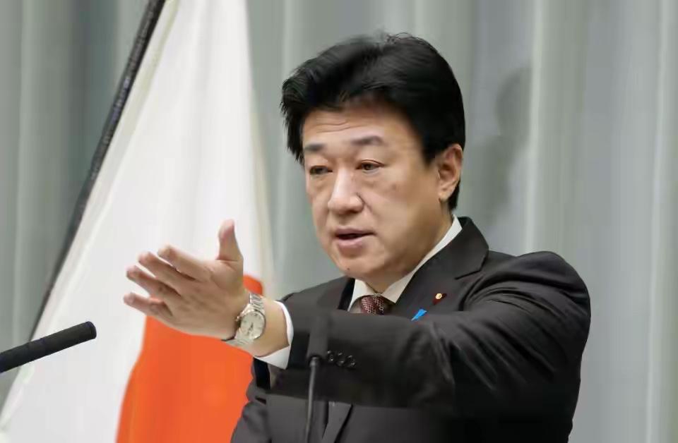 近日，日本首相官邸主管安全保障事务的官员对媒体叫嚣：“日本应该拥有核武器！”这是