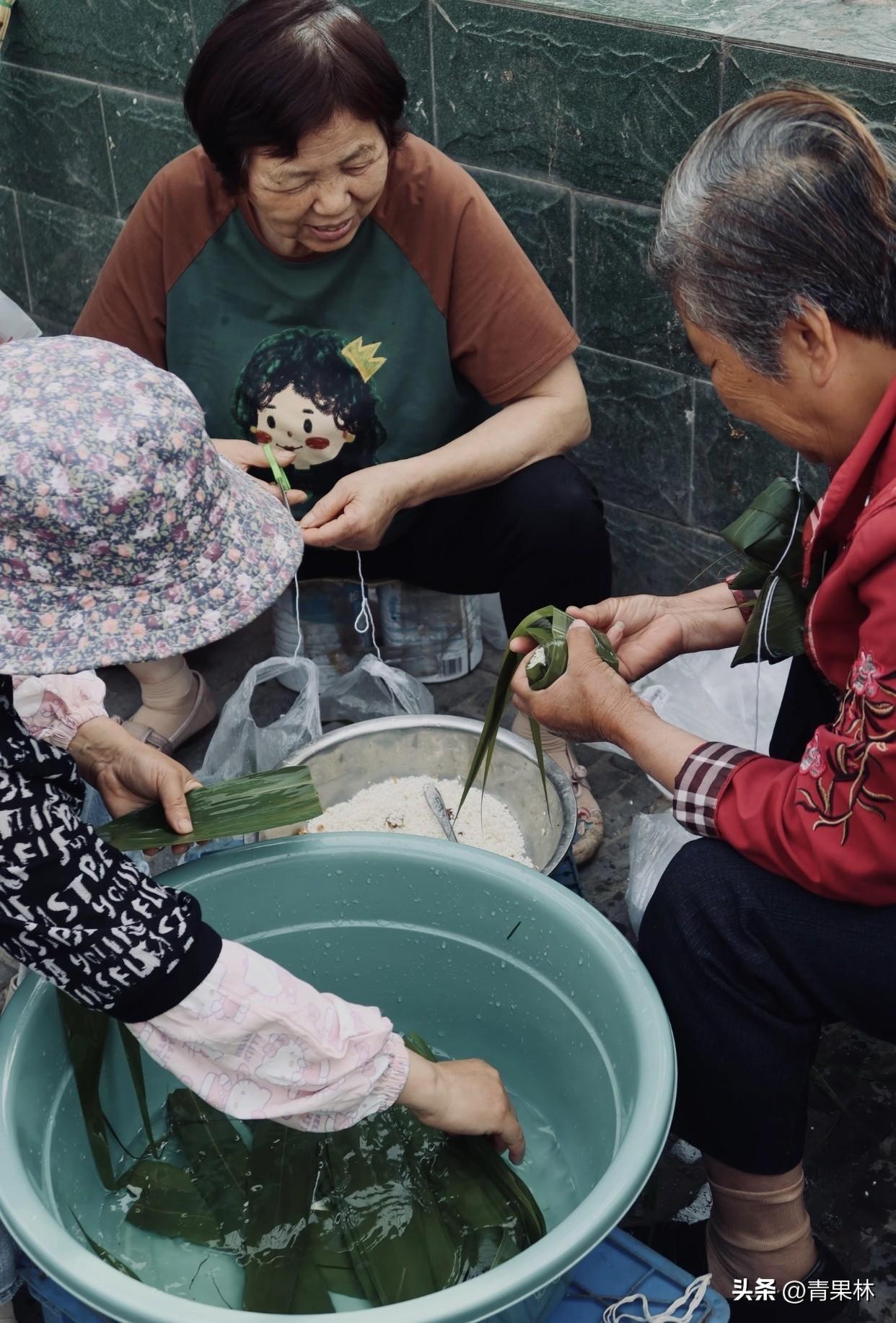 写的就是那份烟火气和乡愁！[微风]