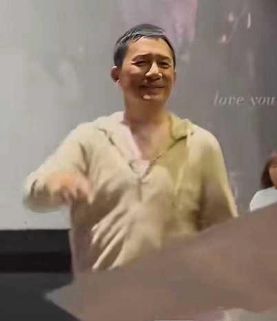 梁朝伟他好像他除了在大陆社恐，到哪都放的开 