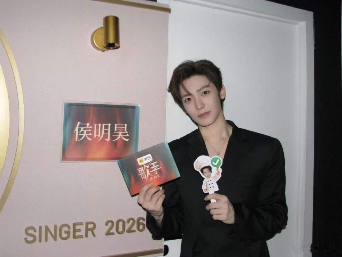 侯明昊是歌手侯明昊侯明昊歌手9宫格 超棒的歌手侯明昊！！ 