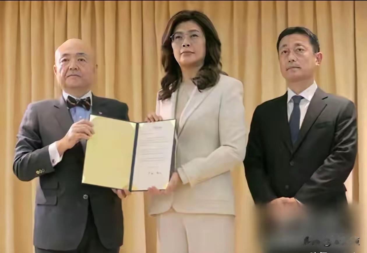 郑丽文总算有“出息”了，得到日本高规格的认可，而赖的就没得到。

实在是不明白，