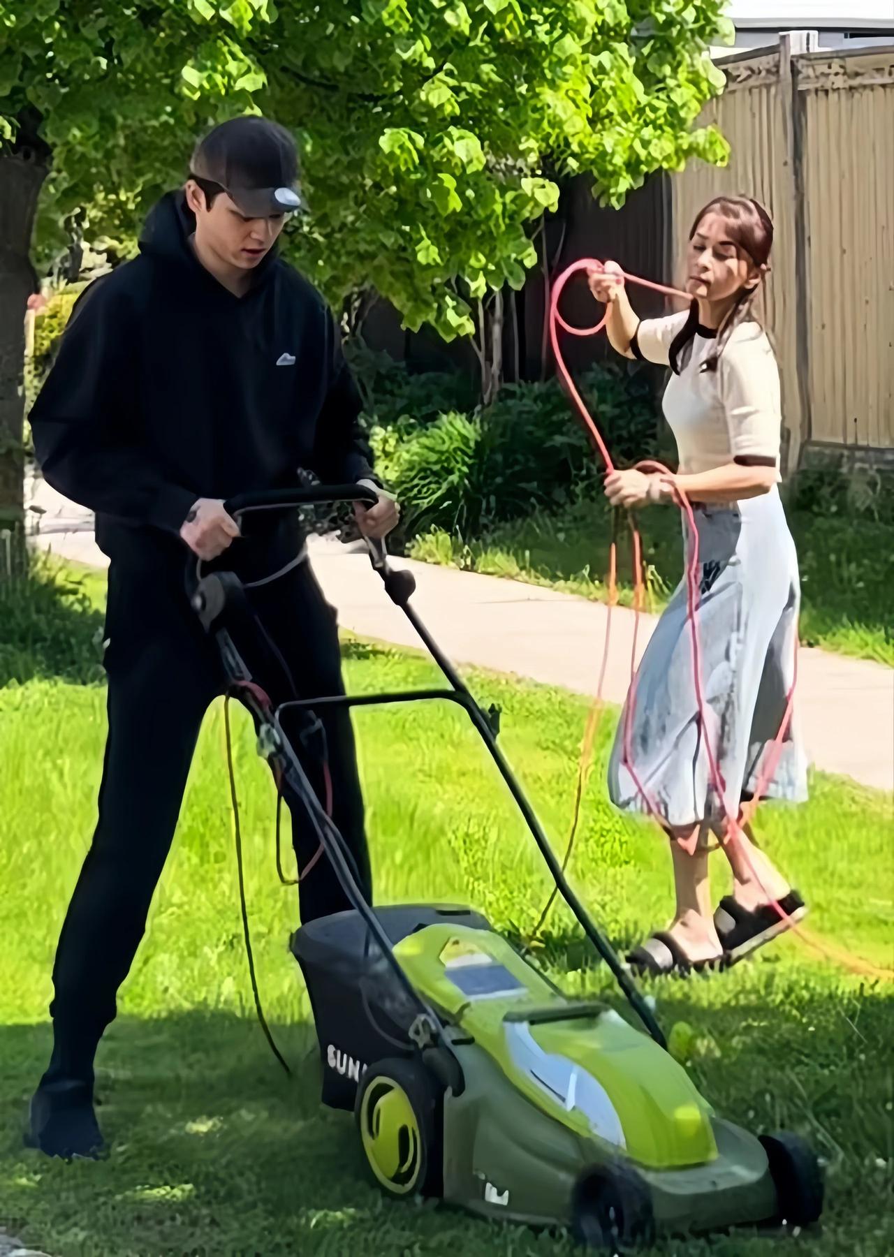 何音在国外的生活真是太惬意了，不仅母子俩关系亲密，连院子里的草都一起除。
何音在