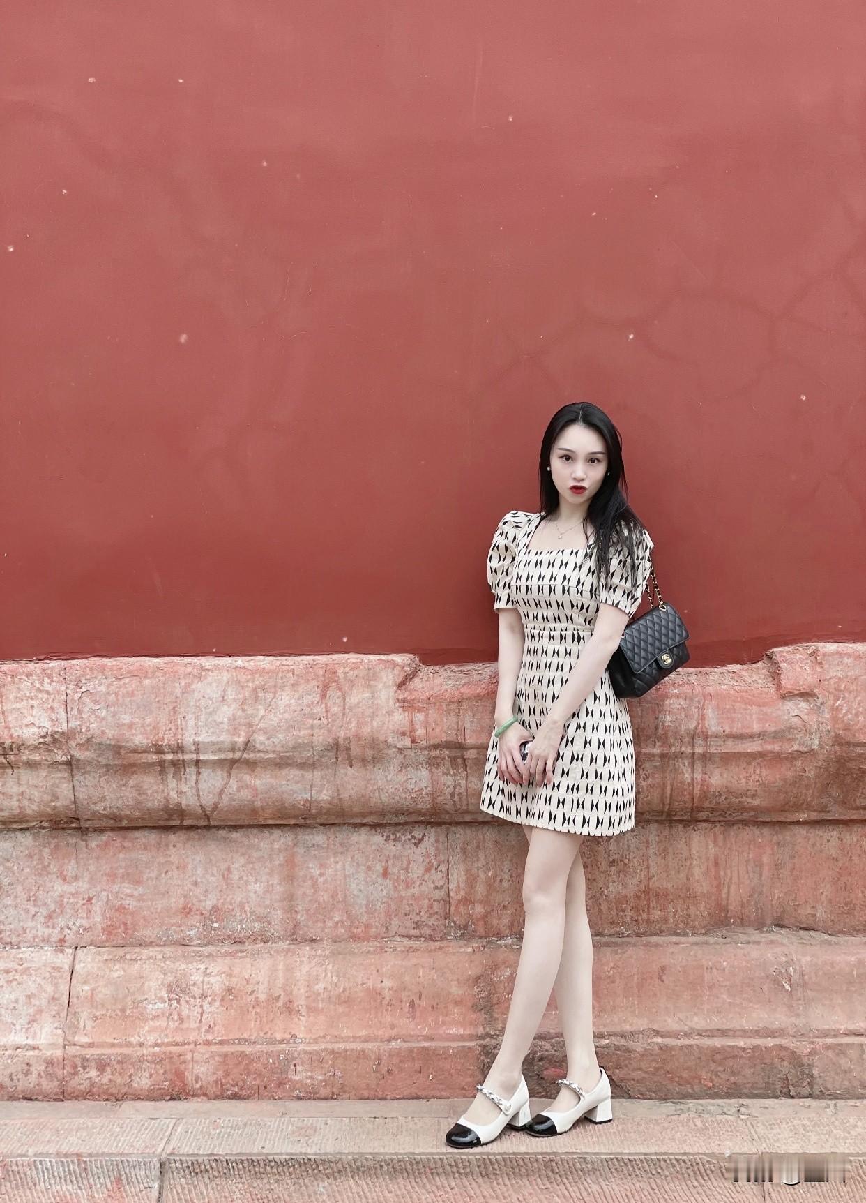 女人怎样穿搭，更显气质打卡故宫红门，感受历史的厚重与魅力！