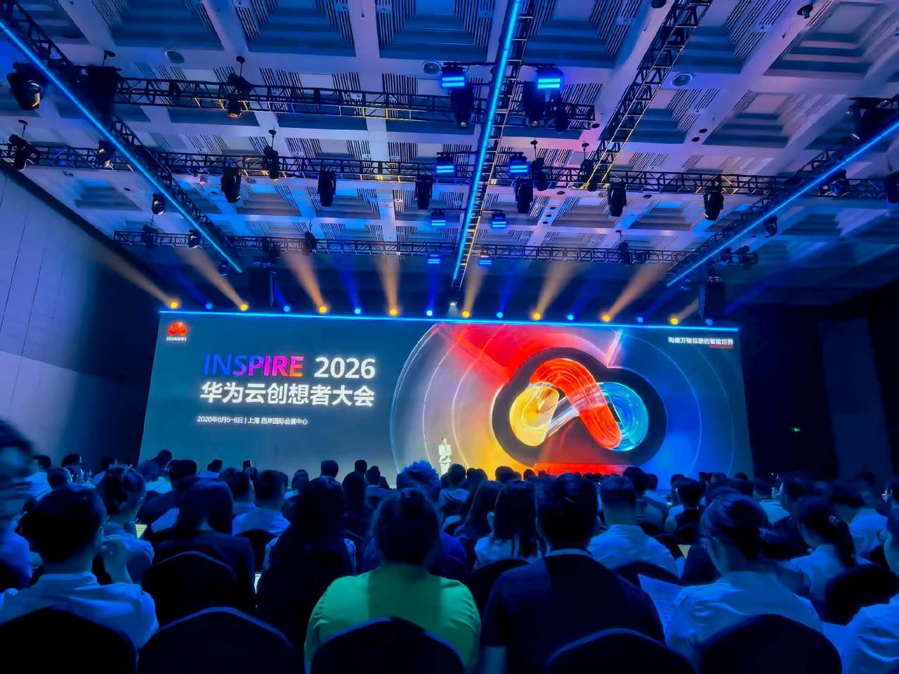 华为云AI生态峰会进行中，华为云伙伴与生态部总裁康晓宇发表主题演讲。
昨天上午P