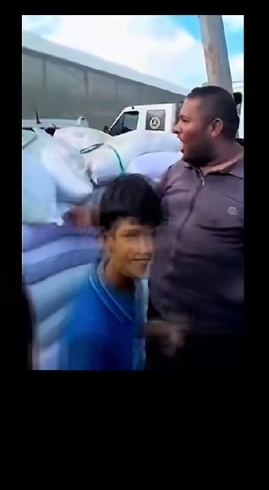 加沙战争落幕，一名身材壮实的男子拍了拍救济粮，脸上洋溢着喜悦，喃喃道：“我的大胃