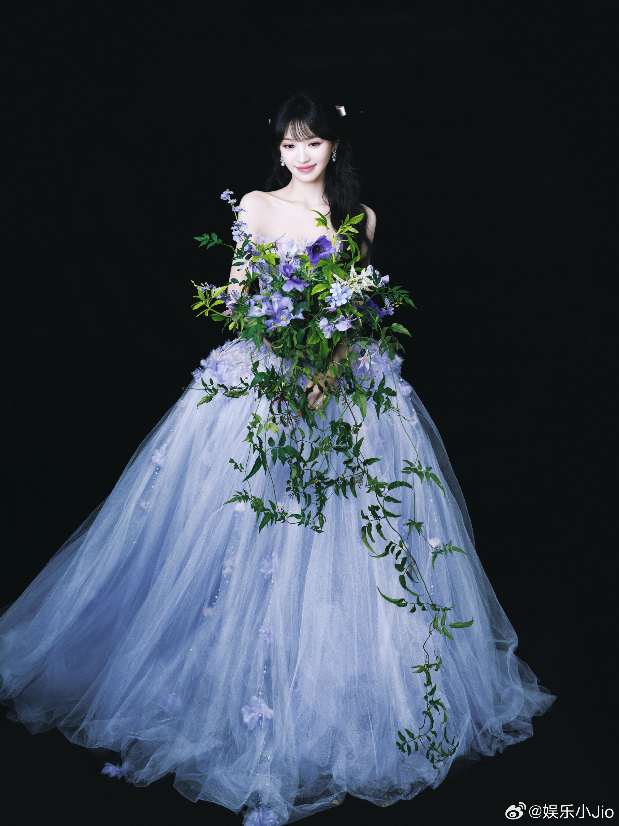 田曦薇这套紫罗兰美人妆造居然仅仅用了10分钟就出片了，这就是建模➕摄影师的实力吗