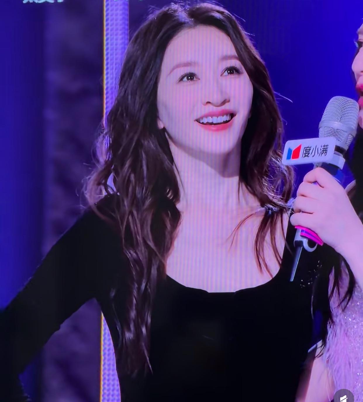 比舒淇还牛的人出现了，
年龄快50岁的李小冉这两天刷屏了，
其实只有一个秘诀——