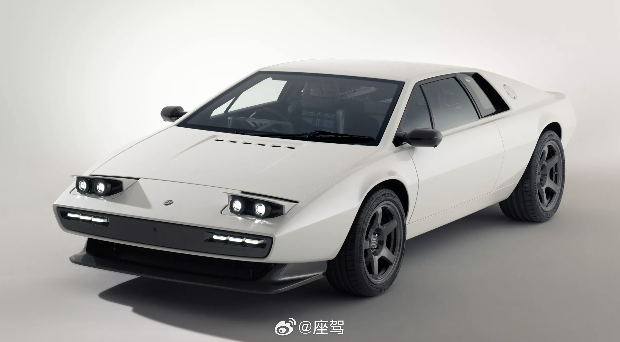 英国定制公司Encor近日推出了一款重塑经典的现代复刻版莲花（Lotus）Esp