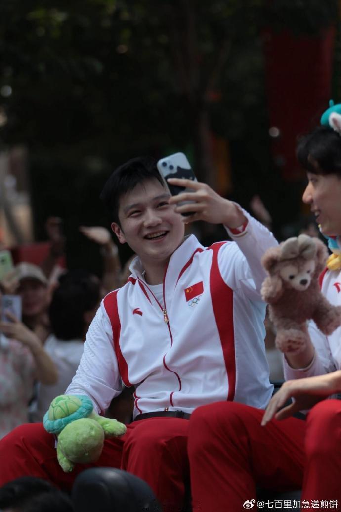 #樊振东覃海洋同框自拍##樊振东手举乌龟玩偶#樊振东与覃海洋的同框自拍，那乌龟玩