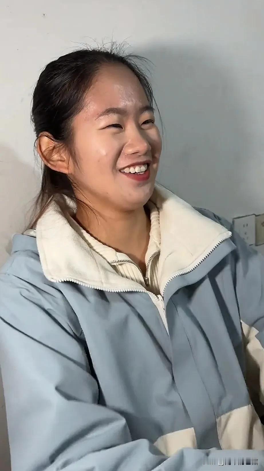 终于看到一家人在一起欢天喜地了，大宝二宝追着欣欣玩耍，婆婆虎不拉几地背着欣欣乱跑