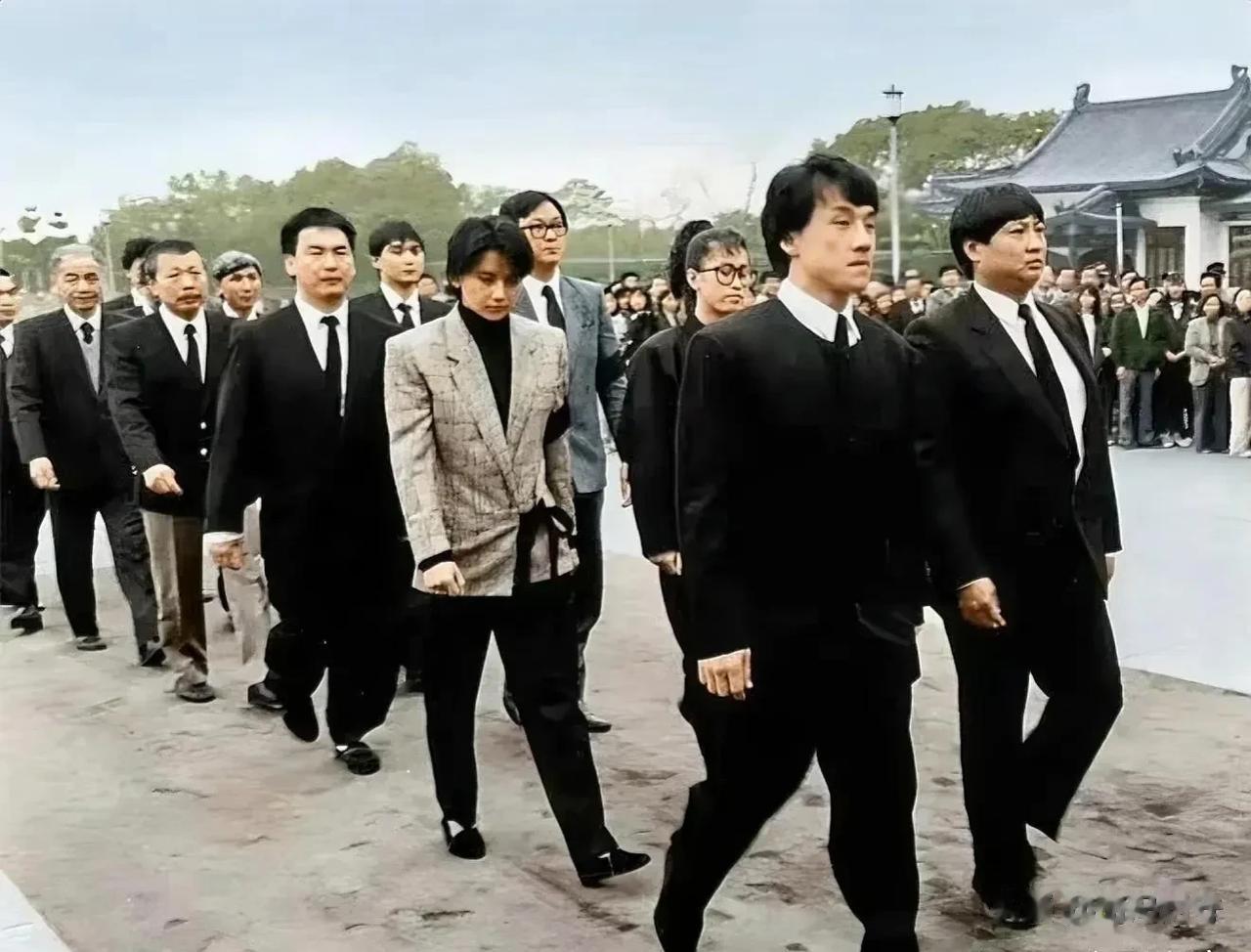 不多见的画面:这是1988年的中国台湾省，参加前国民党领导人蒋经国葬礼上的香港演