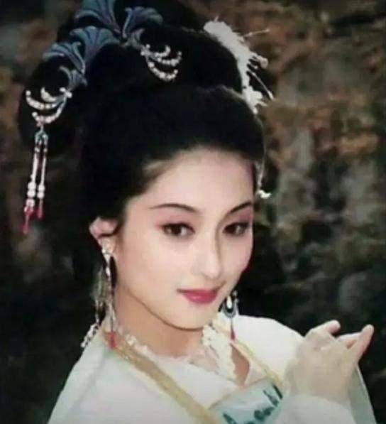 80年代俩大美女，最美西施的董智芝，董因为档期没有演林黛玉，她鹅蛋脸，眉目传情，