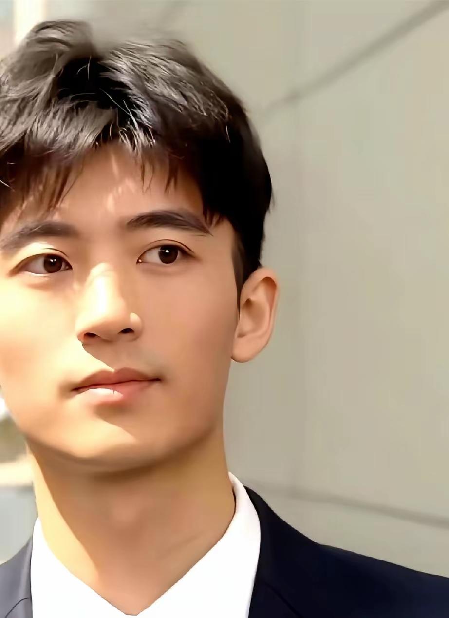 Lucas站在镜头前的样子，确实让人恍惚——眉眼间有谢霆锋的影子，可那股劲儿，完