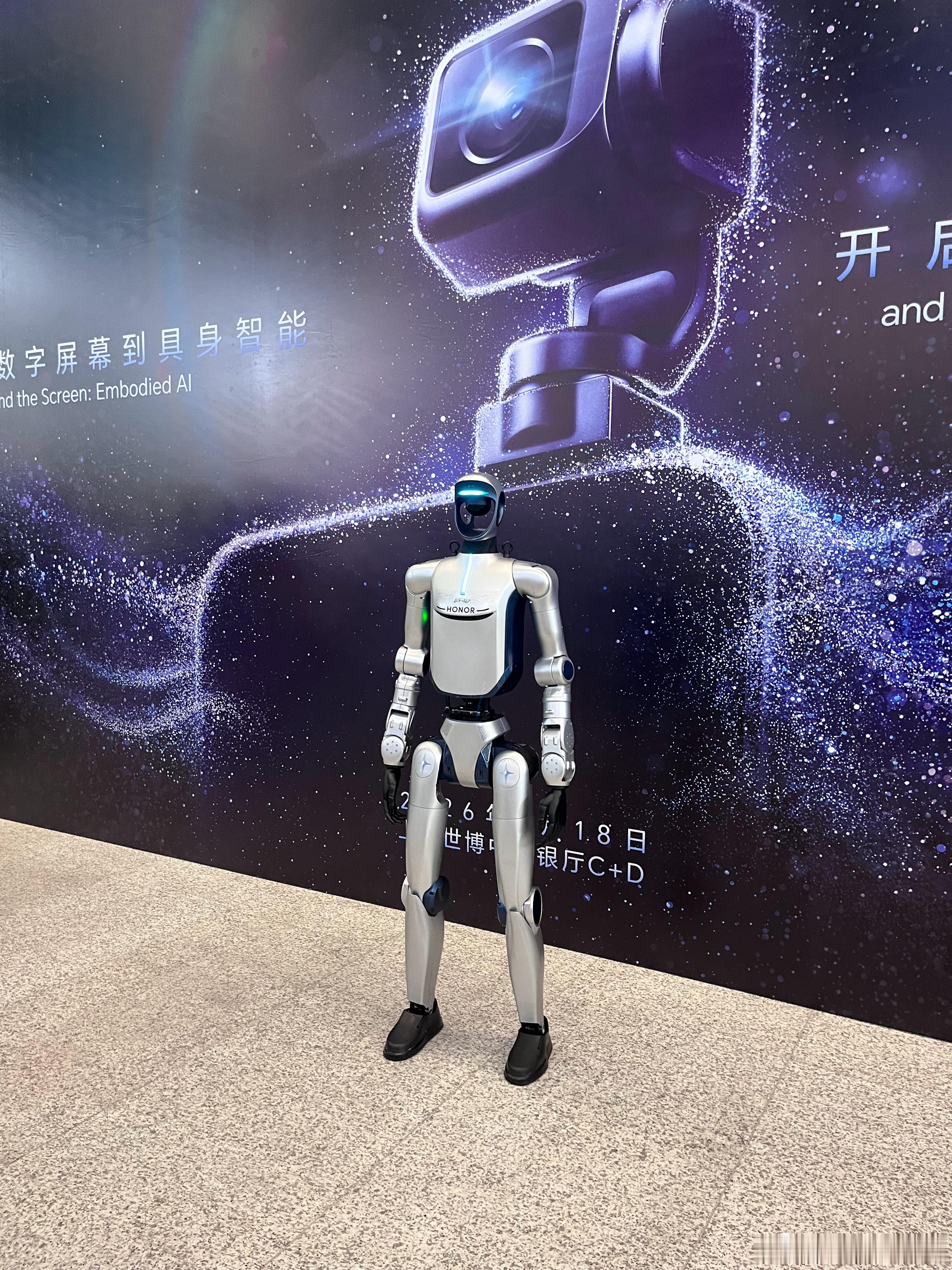 从“工具”到“伙伴”，AI正在进化成跨越物理与数字边界的类人生命体。荣耀李健在W
