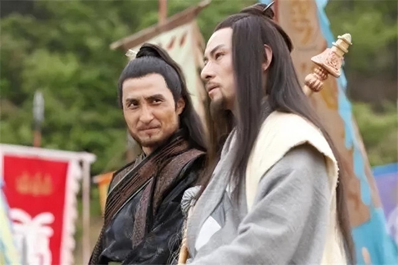 公元621年，单雄信被李世民下令处死。在押赴洛阳刑场时，突然一个身影飞奔而来抱着