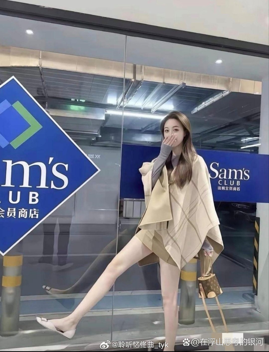这是传说中的冷白皮吗？美女姐姐有不少人追吧 