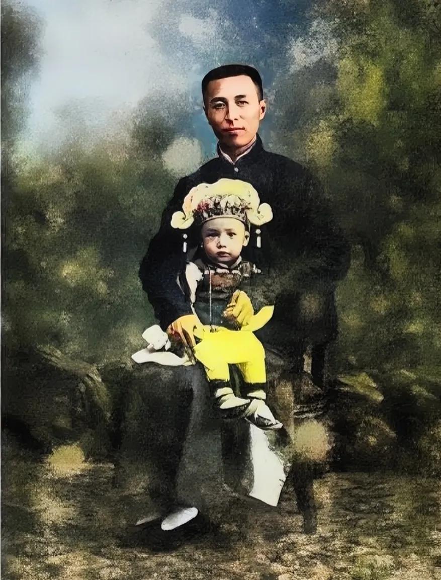 1912年，钱学森一周岁时和父亲的合影，照片中的他胖嘟嘟的非常可爱，他的父亲钱均