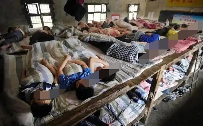 家长怒斥中学宿舍条件不如二十年前2025年了，还有这么差的住宿条件？突然想到我中