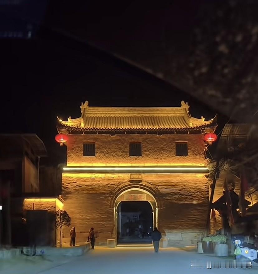 西安这个百年古门楼，夜景美出圈了！

西安周边藏着个超有氛围感的古地标——下滦村