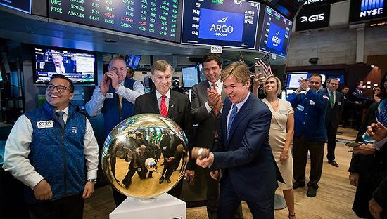 美国穷人连饭都吃不起，富豪却疯狂炫富，真相扎心了。

汽油价格疯涨至每加仑4.1