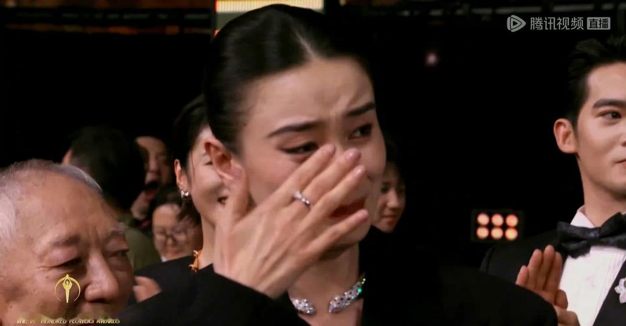 马丽（红着眼眶，声音哽咽）：萨老师，恭喜您！真心替您高兴。

萨日娜（温柔笑着拍
