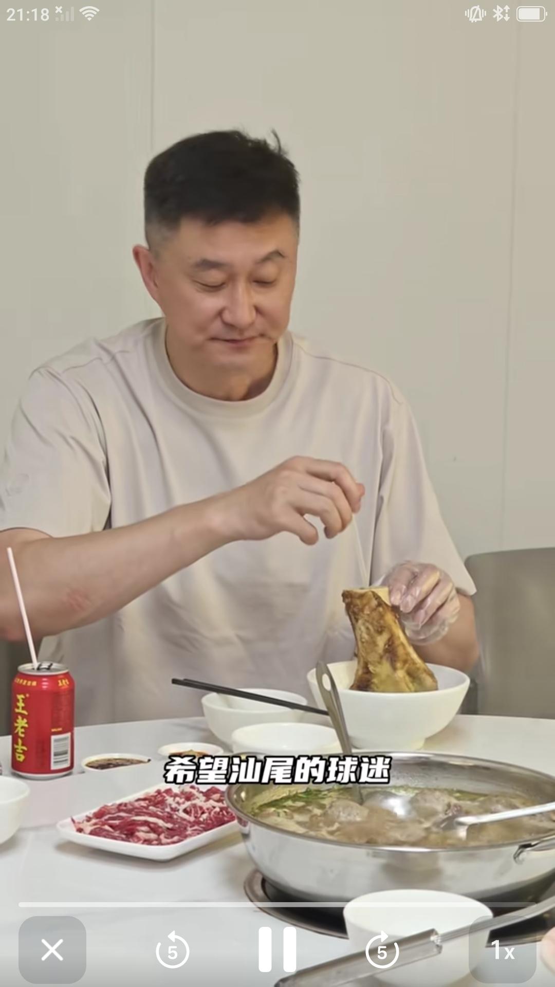 昨天广东队主教练杜峰更新作品，分享与朋友聚餐照片。杜导说这是他第一次来到汕尾品尝