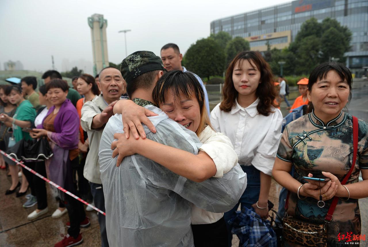 妈妈们含泪送儿远行当晨曦微露，火车站的站台上早已汇聚成一片绿色的海洋。身披戎装、