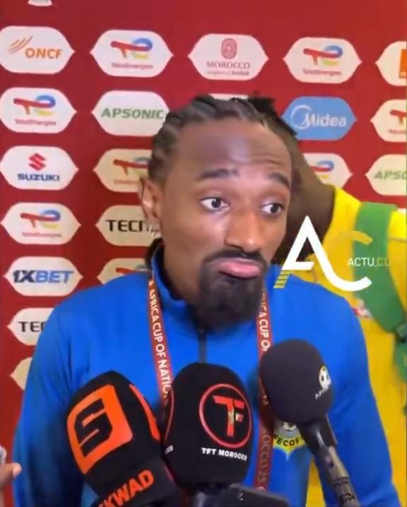 裁判上了担架大0.5？？这很非洲杯😅球员被担架抬下后下地跑：裁判说不上担架就给