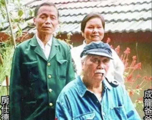 2008年，成龙的父亲在临终之际，向成龙爆出了一个大秘密：“其实，我们家祖上是一