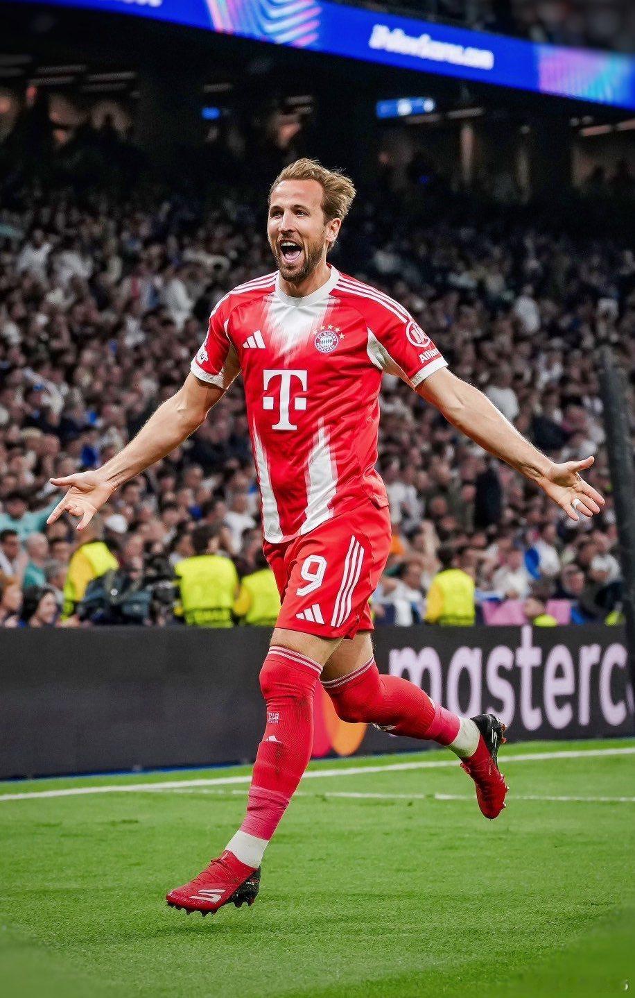 🚨［德國轉會市場網站］：在歐冠聯賽的前67場比賽中，只有魯德·范尼斯特魯伊的進