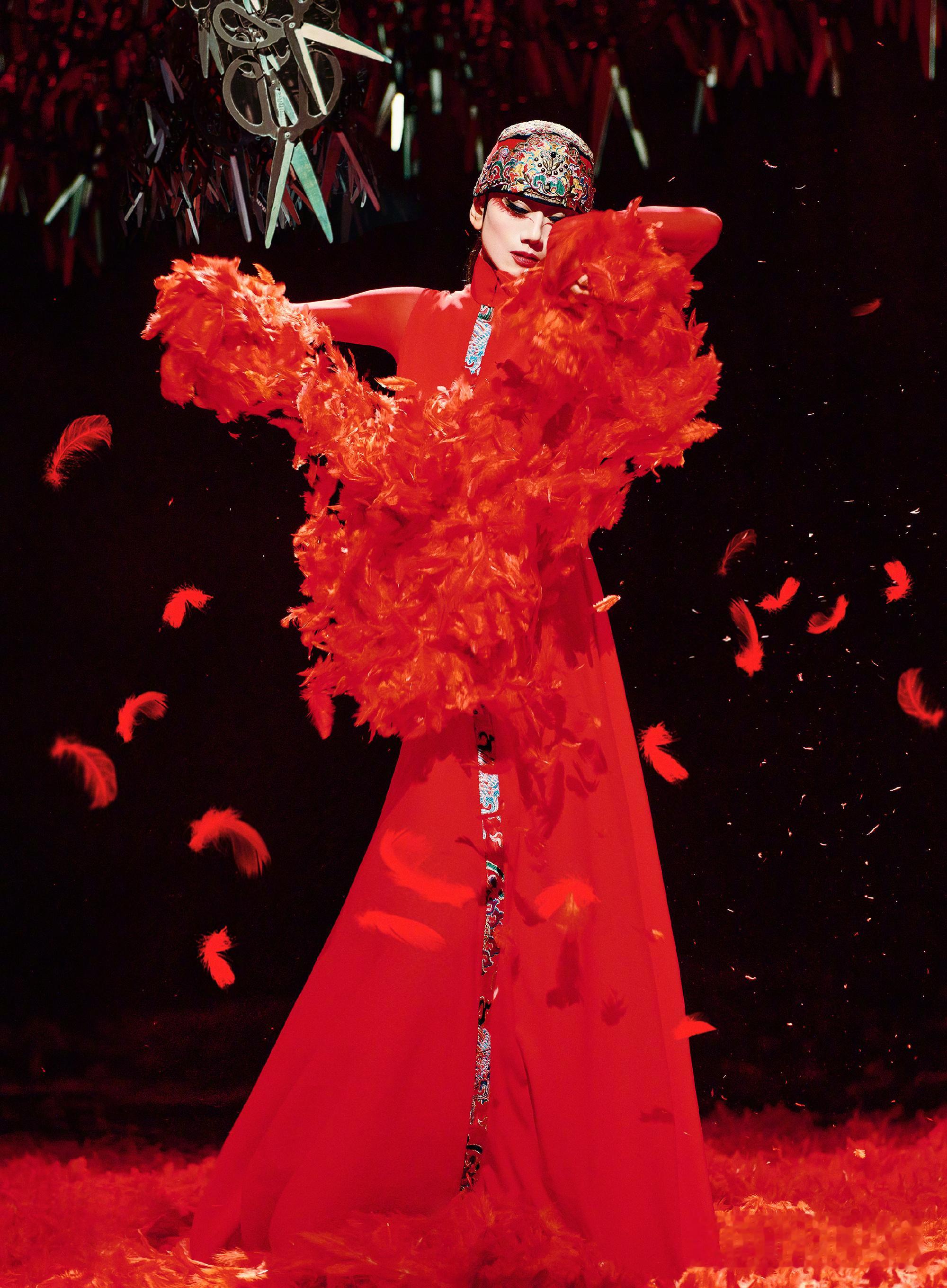 杨丽萍 时装L'OFFICIEL 六月刊封面人物，红羽飞扬，肢体律动，艺术家的魅