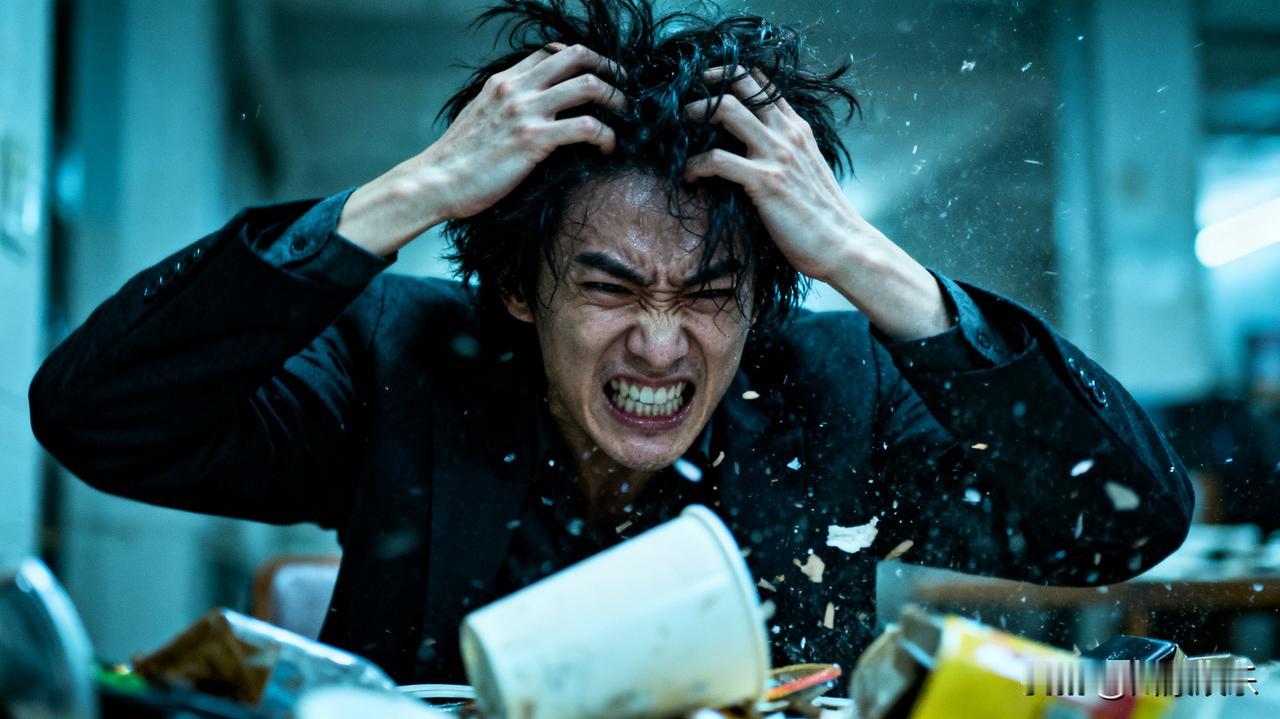 男子求见李嘉诚被拒 向公司泼红漆 2025年11月4日，一桩闹剧在香港中环长江集